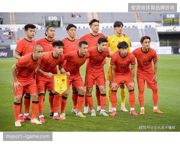 国足锋线群全场24次攻门无果，邵佳一高位压迫战术难破对手铁桶阵